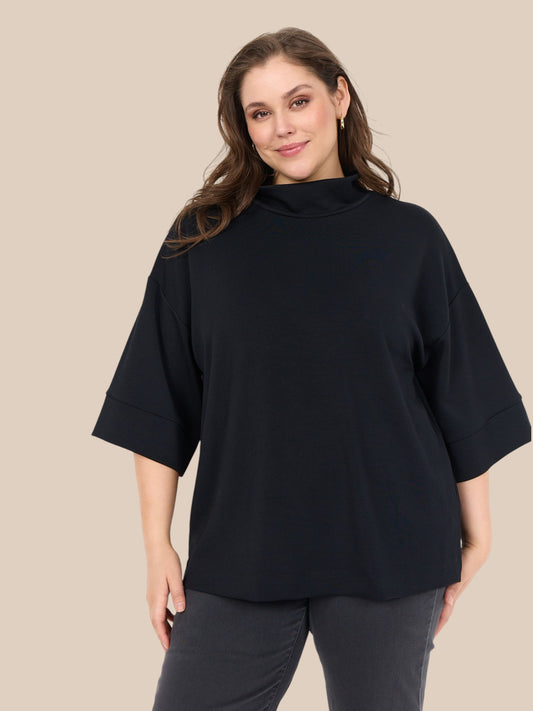 Lækker plus size t-shirt i den velkendte sabina kvalitet fra Wasabi. Denne er god til plus pigen som ønsker en anderledes, men simpel, t-shirt. 