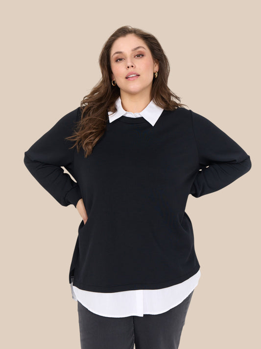 Plus size bluse med lag-på-lag effekt fra krave og bund. Den er lækker blød i den velkendte Sabina kvalitet. 