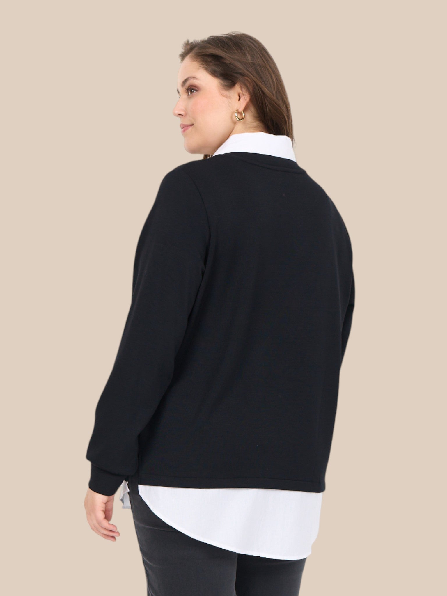 Plus size bluse med lag-på-lag effekt fra krave og bund. Den er lækker blød i den velkendte Sabina kvalitet. 