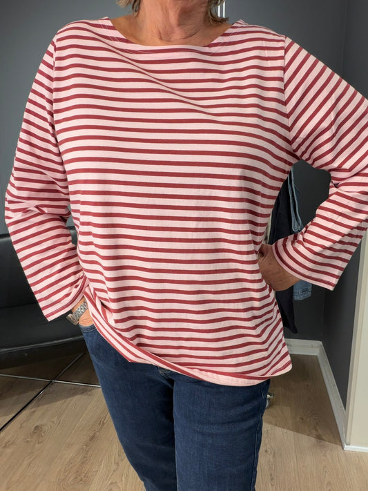 Smart stribet t-shirt i en oversixe pasform. Perfekt til plus size kvinden. Denne er en god basis til din garderobe.