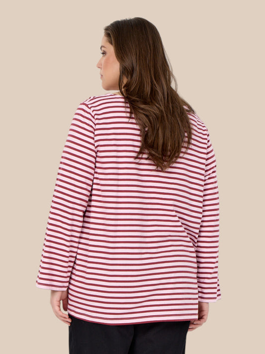 Smart stribet t-shirt i en oversixe pasform. Perfekt til plus size kvinden. Denne er en god basis til din garderobe.