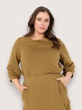 “Komfortabel plus size top fra Wasabi Concept i blød viskose. SABINA 93 har en løs pasform, flot anderledes hals og et enkelt design, der gør den perfekt til både hverdag og lag-på-lag styling.”