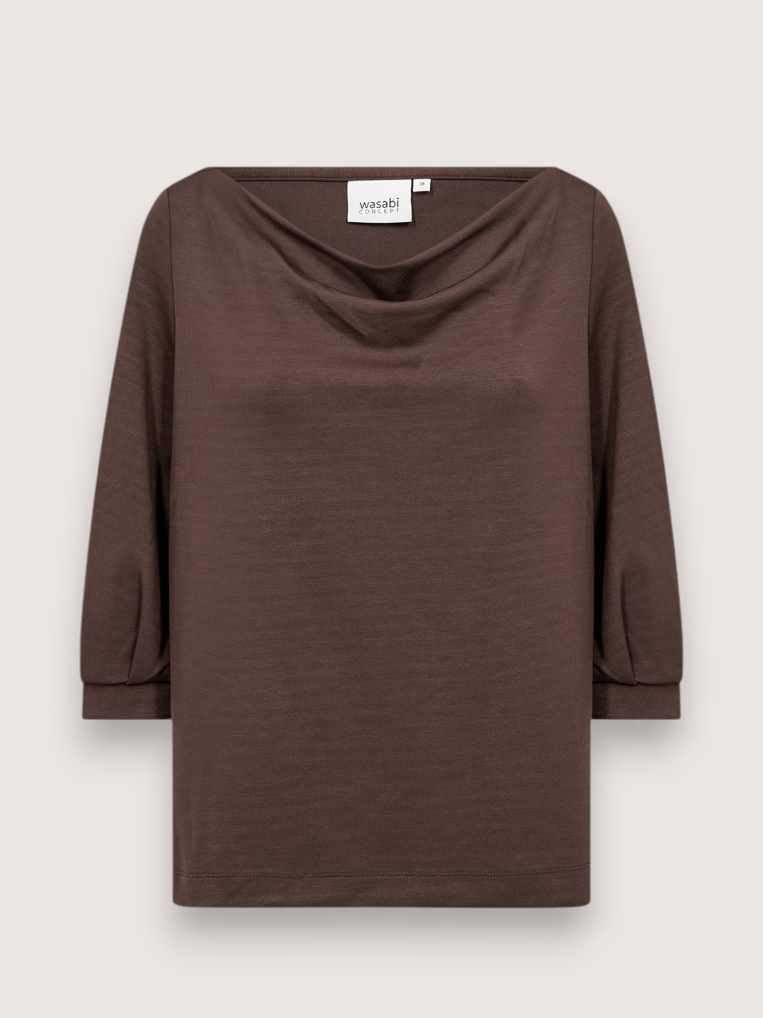 “Komfortabel plus size top fra Wasabi Concept i blød viskose. SABINA 93 har en løs pasform, flot anderledes hals og et enkelt design, der gør den perfekt til både hverdag og lag-på-lag styling.”