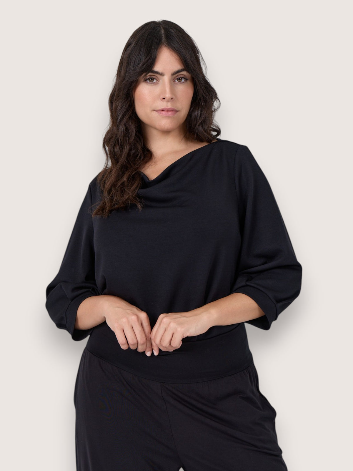 “Komfortabel plus size top fra Wasabi Concept i blød viskose. SABINA 93 har en løs pasform, flot anderledes hals og et enkelt design, der gør den perfekt til både hverdag og lag-på-lag styling.”