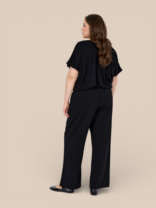 Behagelig buks til plus size kvinden. Den er med glat finish, lommer og brede ben.