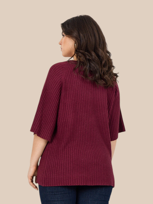 Smart plus size strik t-shirt i en blød rib-kvalitet. Den er med rund hals og korte ærmer. Den fås fra str. 42 op til en str. 58.