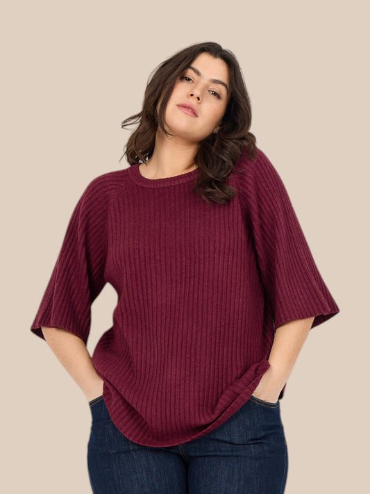 Smart plus size strik t-shirt i en blød rib-kvalitet. Den er med rund hals og korte ærmer. Den fås fra str. 42 op til en str. 58.