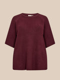 Smart plus size strik t-shirt i en blød rib-kvalitet. Den er med rund hals og korte ærmer. Den fås fra str. 42 op til en str. 58.