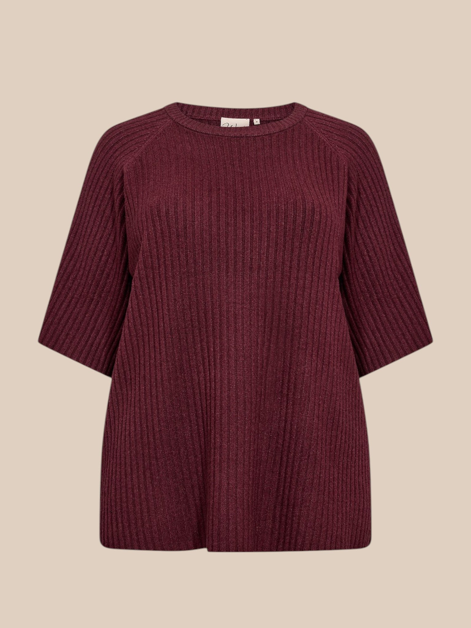 Smart plus size strik t-shirt i en blød rib-kvalitet. Den er med rund hals og korte ærmer. Den fås fra str. 42 op til en str. 58.