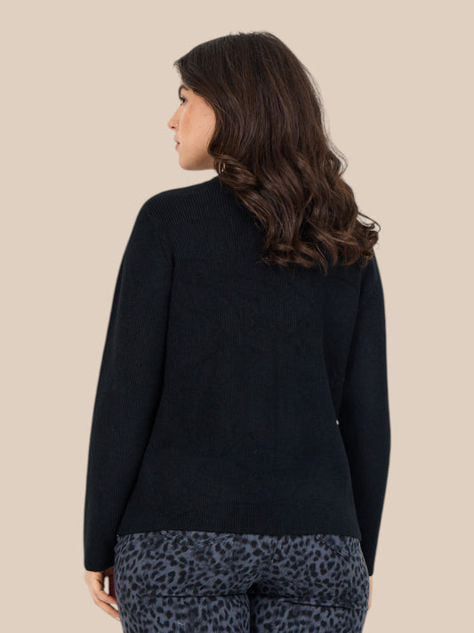 Plus size strik i rib-kvalitet. Blød kvalitet, gennemknappet og med to påsyede lommer foran. Fra wasabi og fås fra str. 42 til 58.