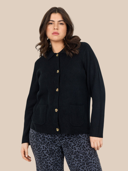 Plus size strik i rib-kvalitet. Blød kvalitet, gennemknappet og med to påsyede lommer foran. Fra wasabi og fås fra str. 42 til 58.