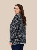 Smart plus size strik i en blød kvalitet. Den er i et smart leopard print.