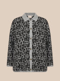 Smart plus size strik i en blød kvalitet. Den er i et smart leopard print.