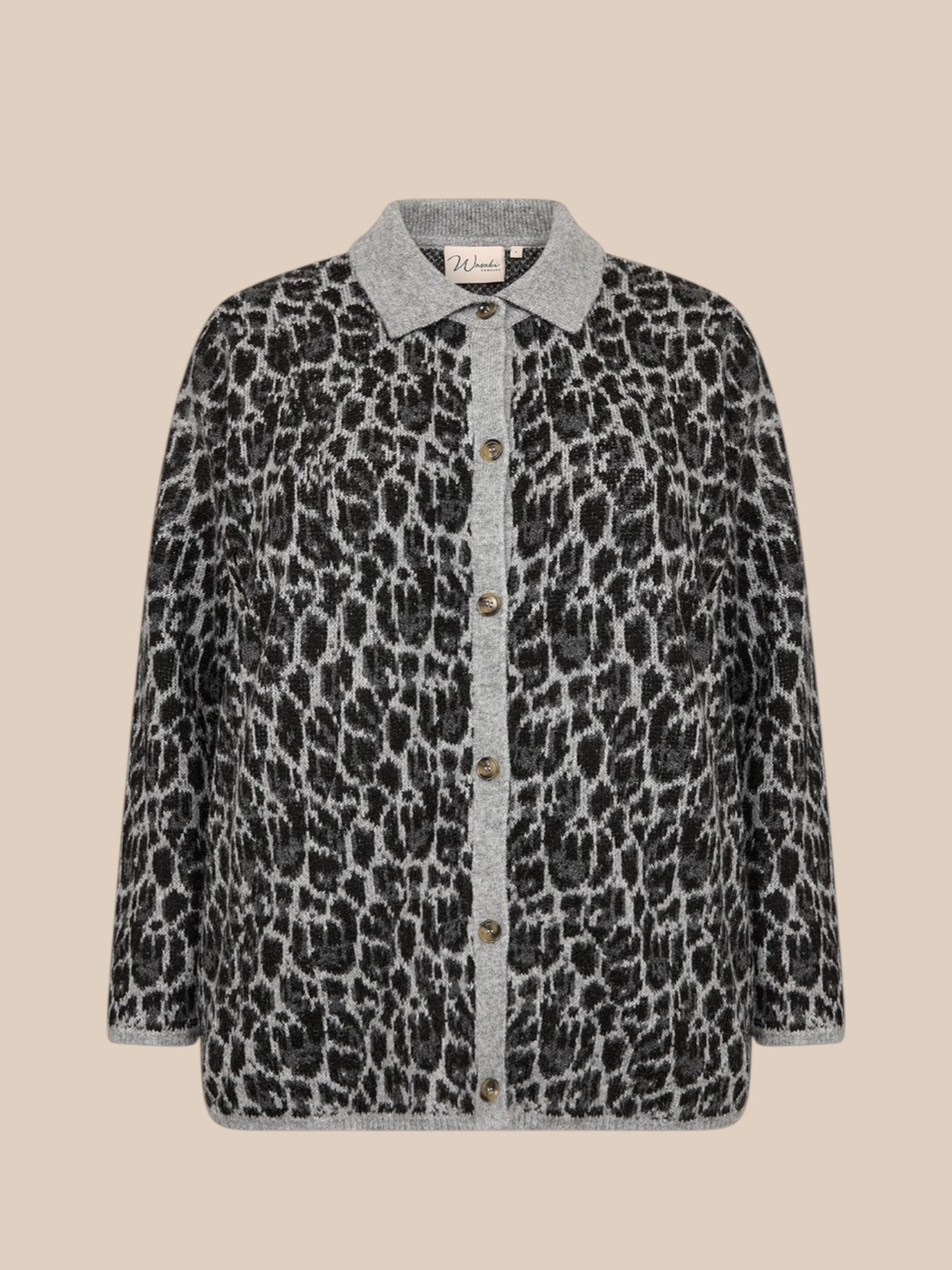 Smart plus size strik i en blød kvalitet. Den er i et smart leopard print.