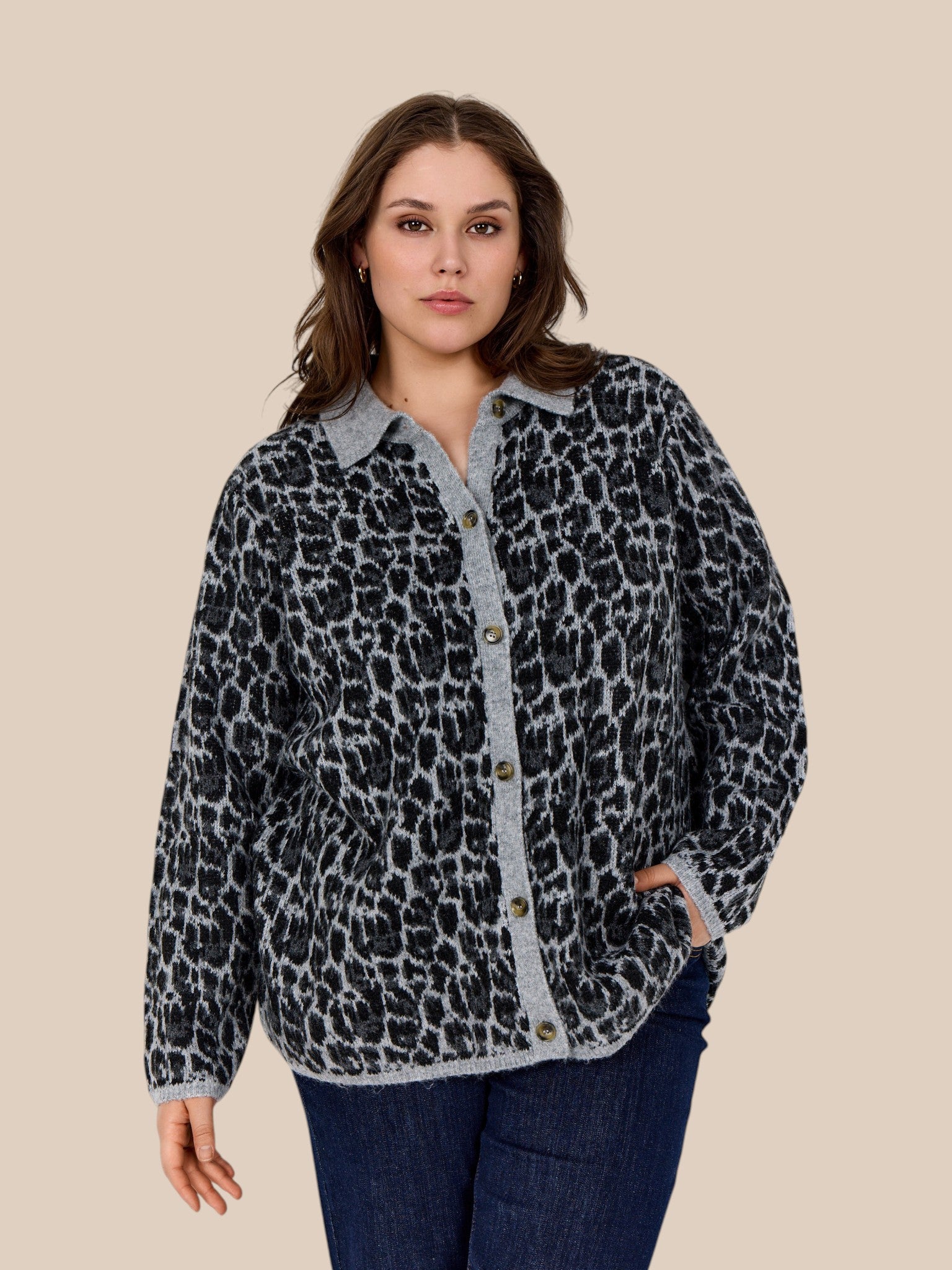 Smart plus size strik i en blød kvalitet. Den er i et smart leopard print.