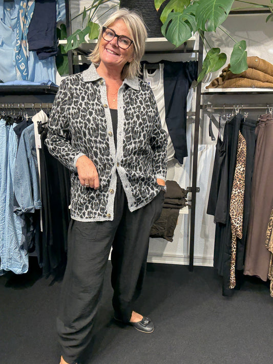 Smart plus size strik i en blød kvalitet. Den er i et smart leopard print.