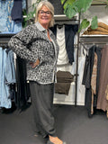 Smart plus size strik i en blød kvalitet. Den er i et smart leopard print.