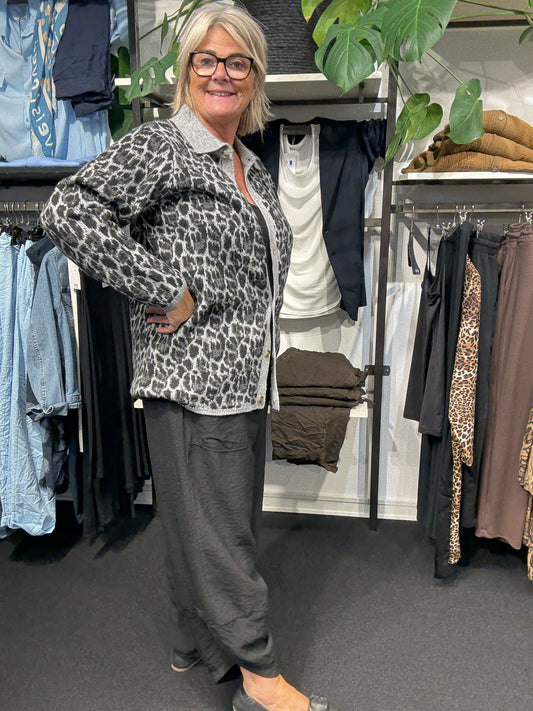 Smart plus size strik i en blød kvalitet. Den er i et smart leopard print.