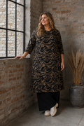 Smart kjole perfekt til efteråret - den er i de skønneste farver og så er den meget brugbar grundet facon og længde. Den er perfekt til plus size kvinden som godt kan lide at det er lidt anderledes. 