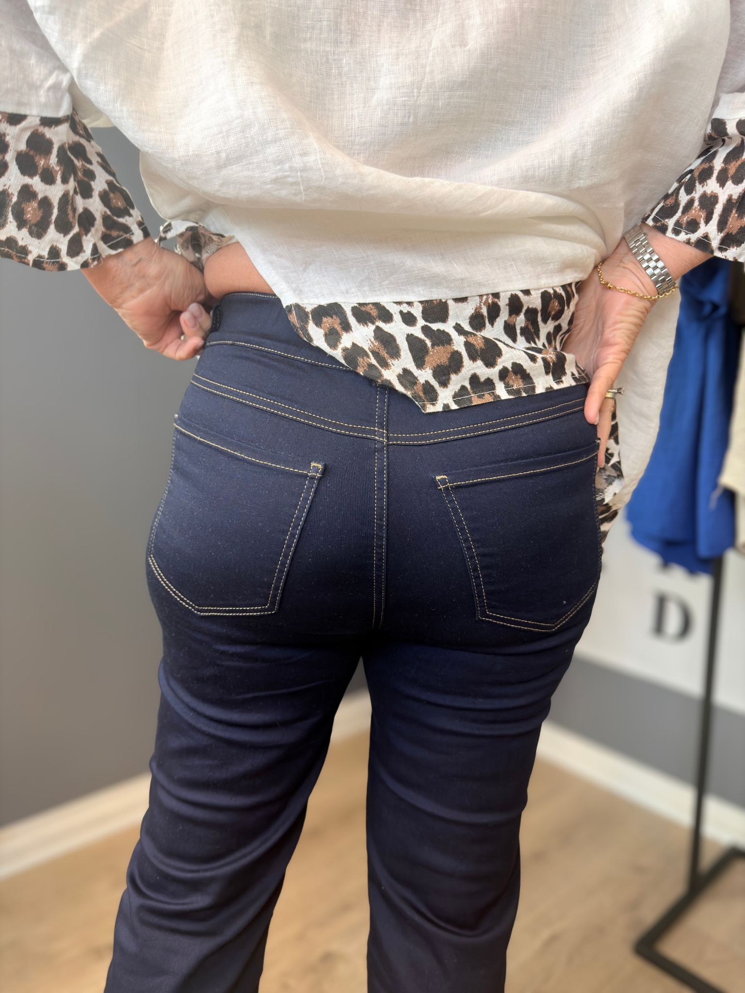 Smart plus size jeans, som kan være et godt alternativ til en leggings. Jeansen er med brede ben, og så stumper den i længden.