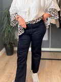 Smart plus size jeans, som kan være et godt alternativ til en leggings. Jeansen er med brede ben, og så stumper den i længden.