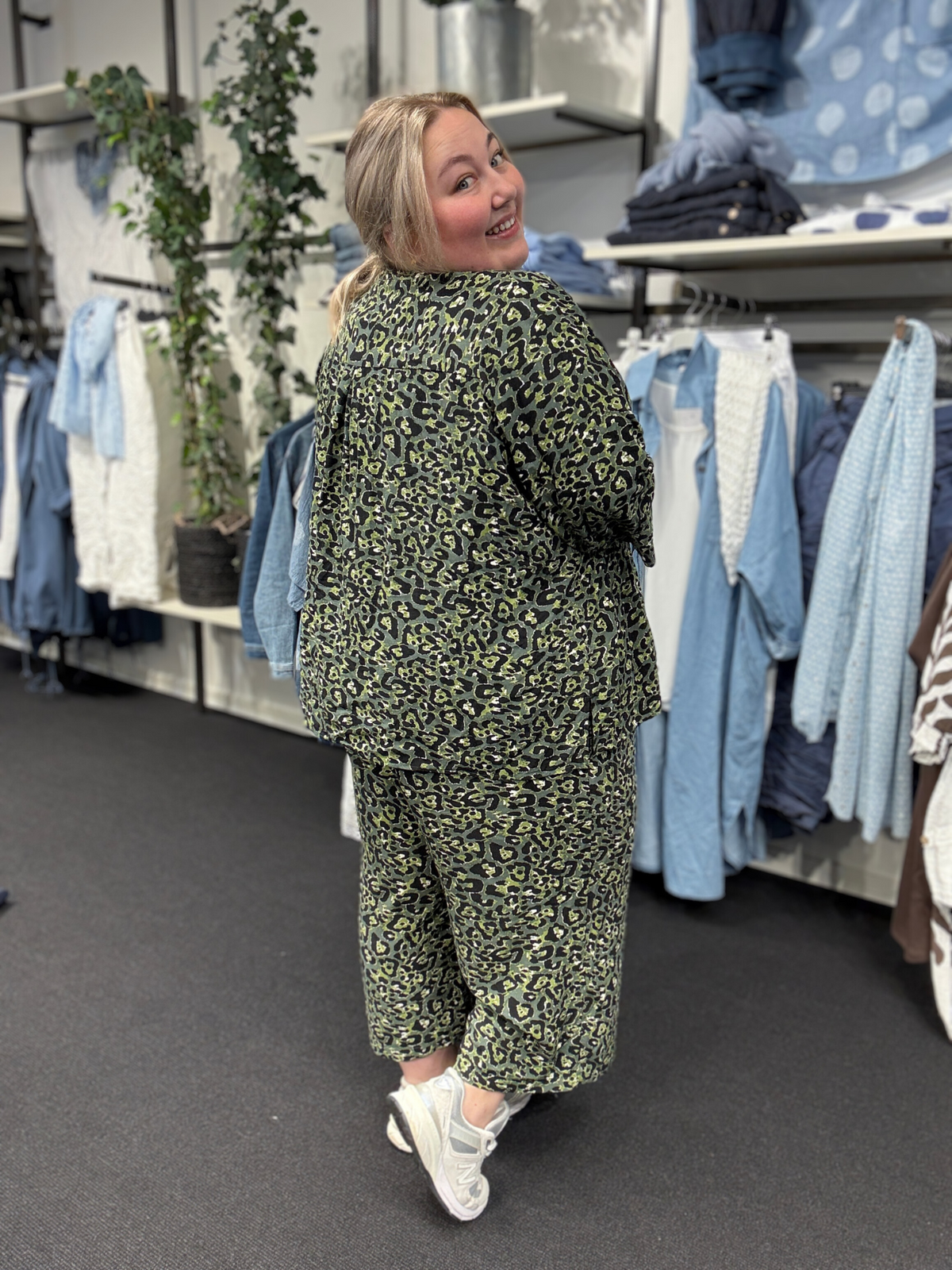 Plus size sæt i et smart leopard-print, som findes i denne grønne udgave og en flot brun. Sættet her består af Melina 4 buksen og Melina 2 skjorten. Modellen har en str. 54/56 på i begge styles, men det går faktisk op til en str. 58. 