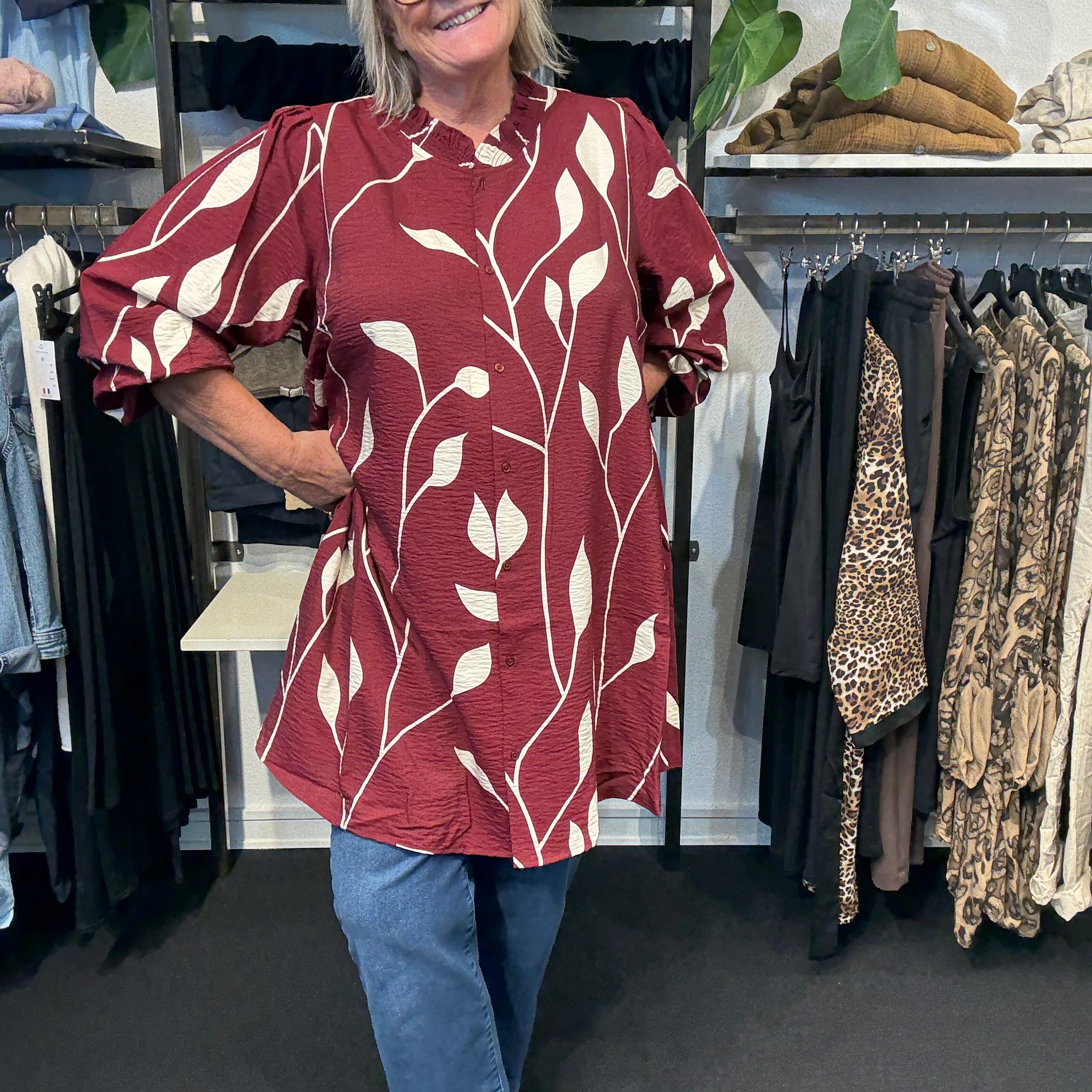 Smuk mønstret plus size tunika fra mærket Wasabi Concept. Den er gennemknappet og kan bruges både åben og lukket.