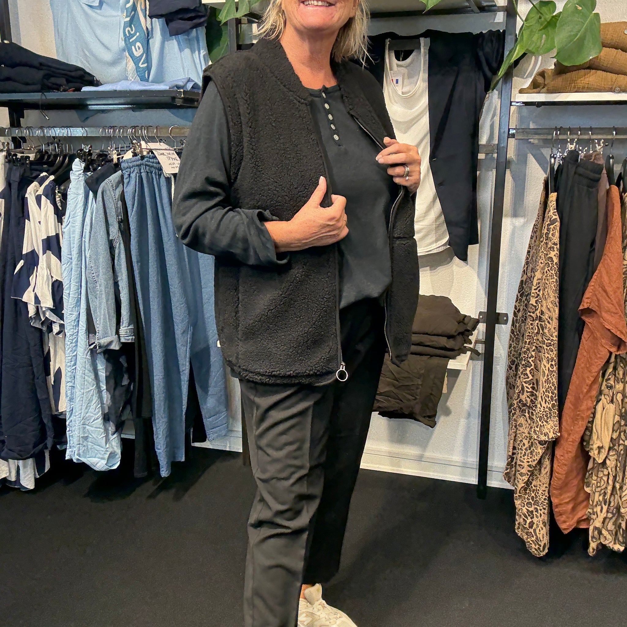 Bamse-vest til plus pigerne, den findes fra en str. 42 til og med en str. 58. Virkelig lækker til prisen, og så har den lynlåslukning og lommer. 
