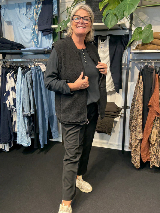 Bamse-vest til plus pigerne, den findes fra en str. 42 til og med en str. 58. Virkelig lækker til prisen, og så har den lynlåslukning og lommer. 