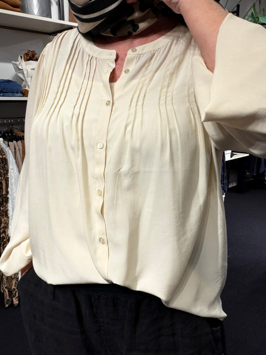 Elegant skjorte som er gennemknappet så du kan burge den både åben og lukket, hvilket gør den rigtig brugbar. Denne model er lavet specifikt til plus size kvinden.