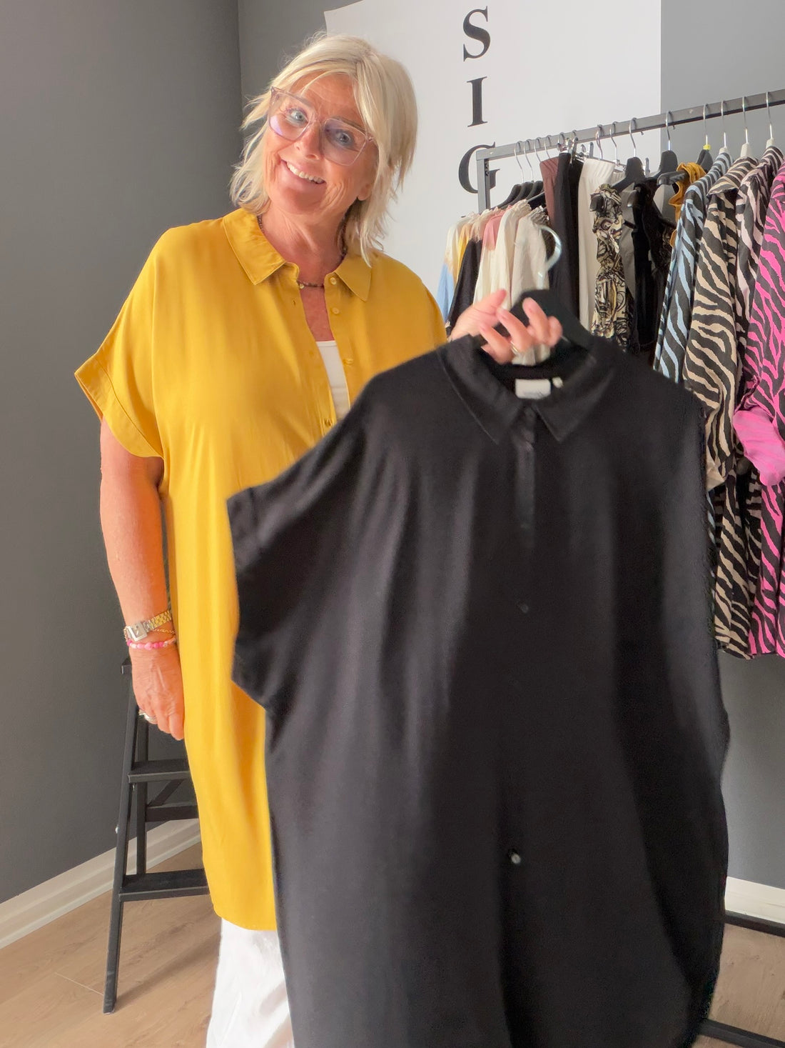 Wasabi Sia 5 oversize plussize viskose skjorte. Den er gennemknappet og med kort ærme, og i en let kvalitet.

Billedet er genereret vha. AI-teknologi for at vise skjorten på en person. 