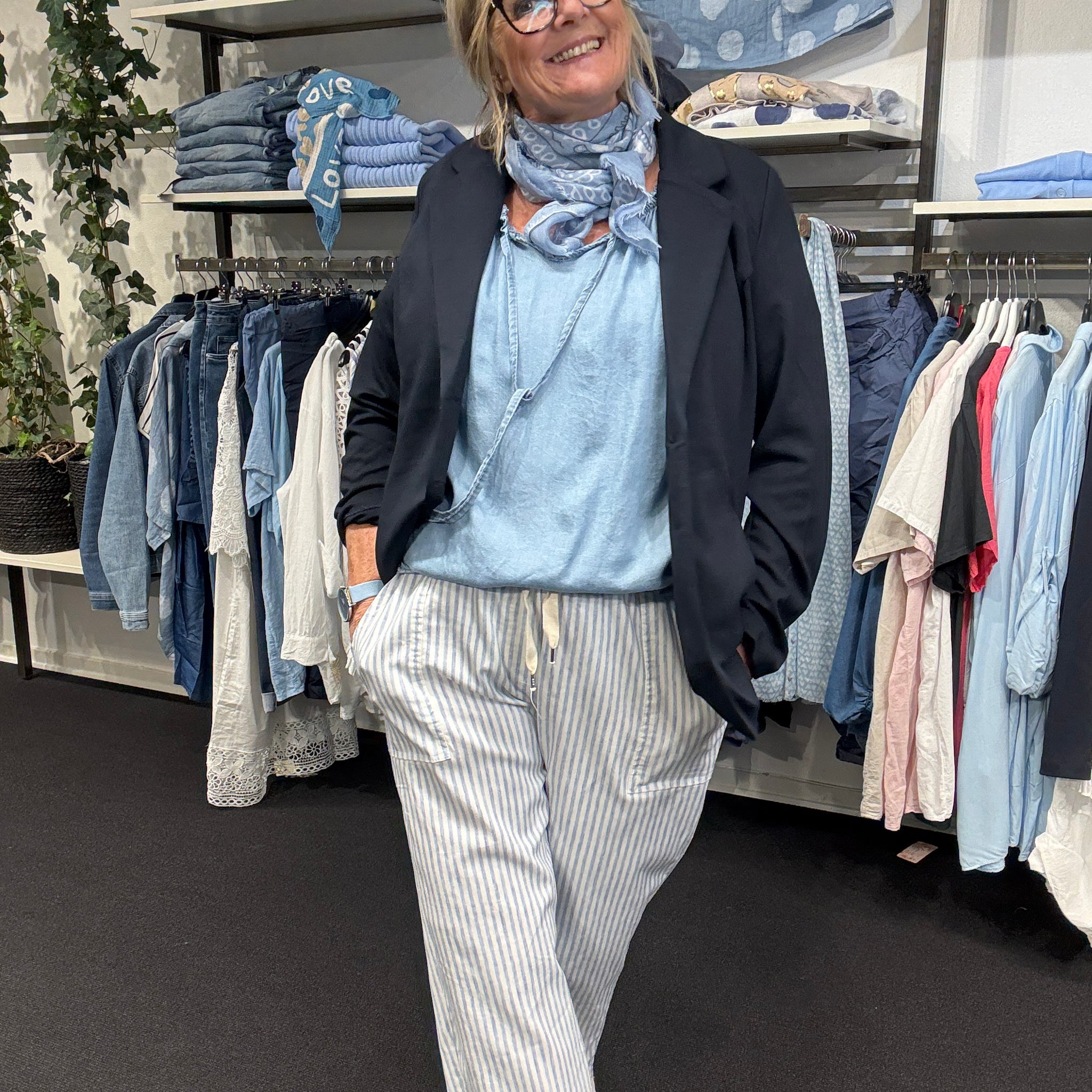 Wasabi blazer i marine brugbar til mange formål pluspiger uden foer