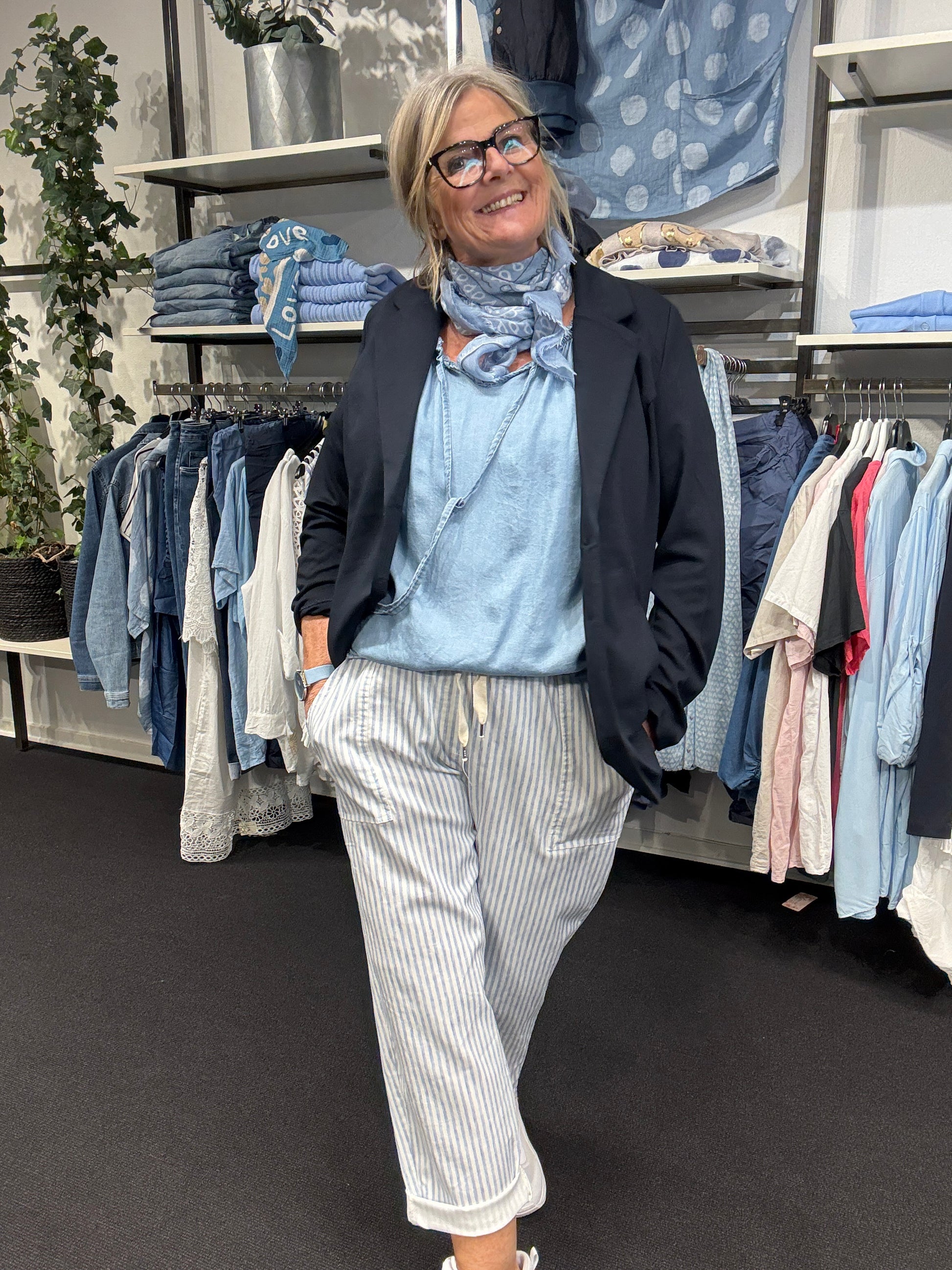 Wasabi blazer i marine brugbar til mange formål pluspiger uden foer