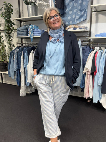 Wasabi blazer i marine brugbar til mange formål pluspiger uden foer