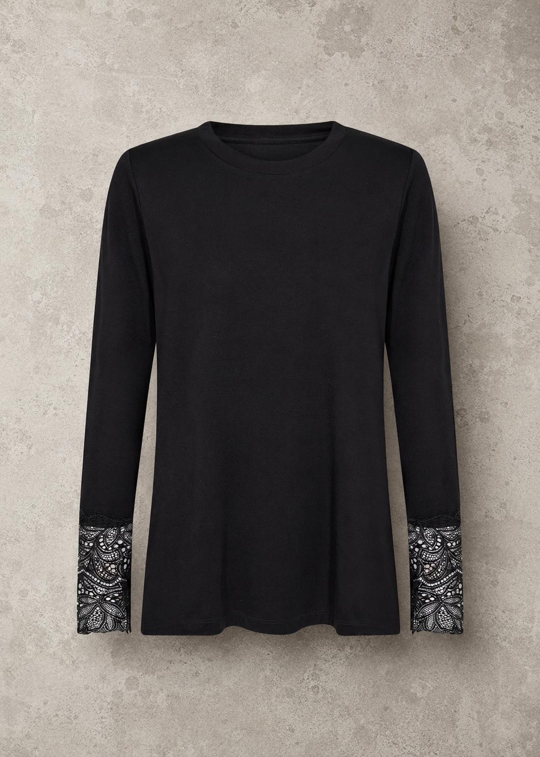 WA-STELLA 24 sort langærmet T-shirt til dame med rund hals og elegante blondedetaljer ved ærmerne.
