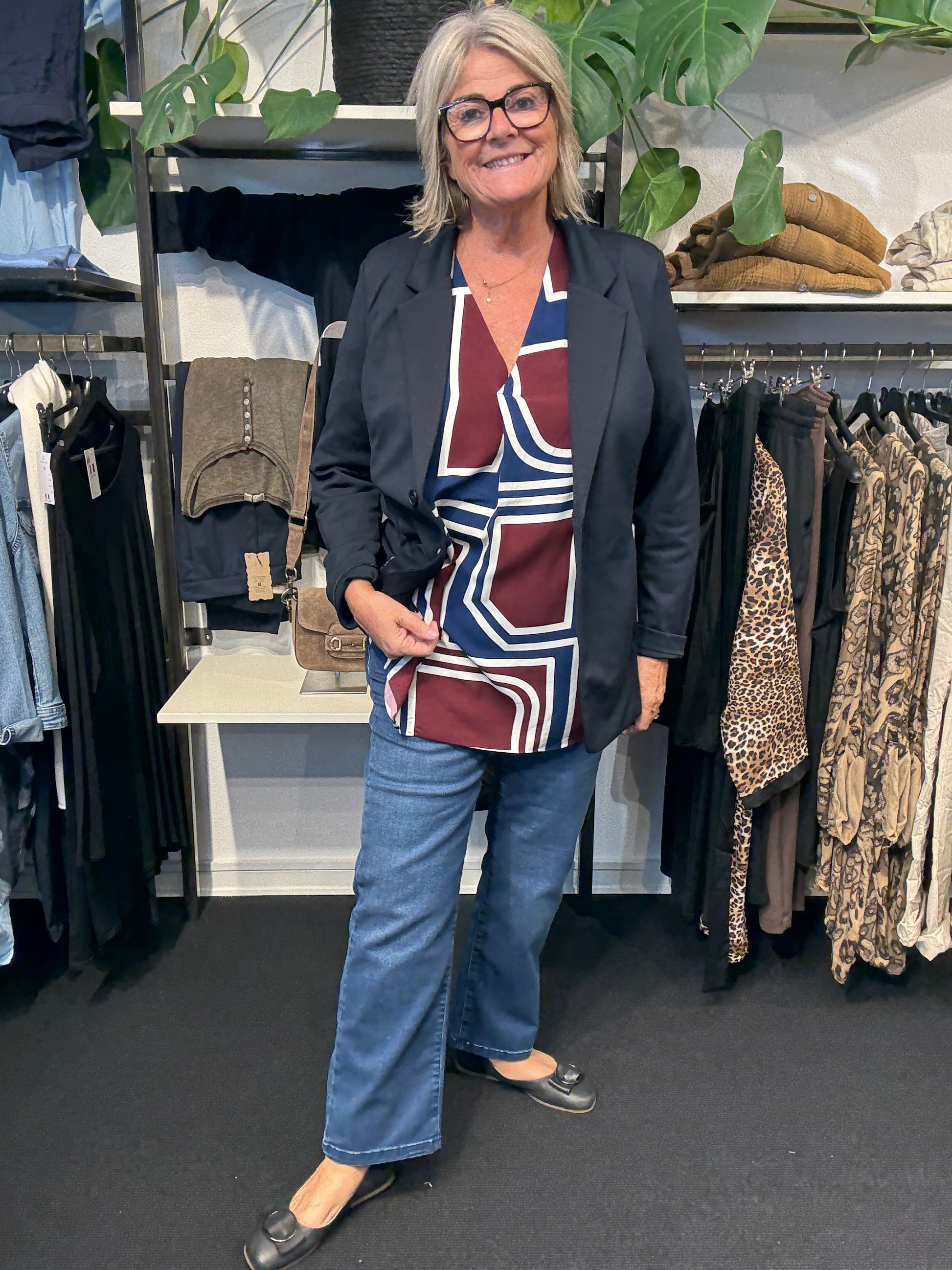Smarte jeans som har elastik i liv og beskåret længde. Buksen har både lommer foran og bagpå. Læg mærke til at de findes op til en str. 58.