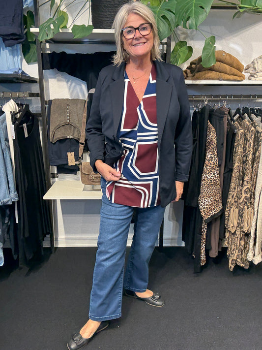 Smarte jeans som har elastik i liv og beskåret længde. Buksen har både lommer foran og bagpå. Læg mærke til at de findes op til en str. 58.