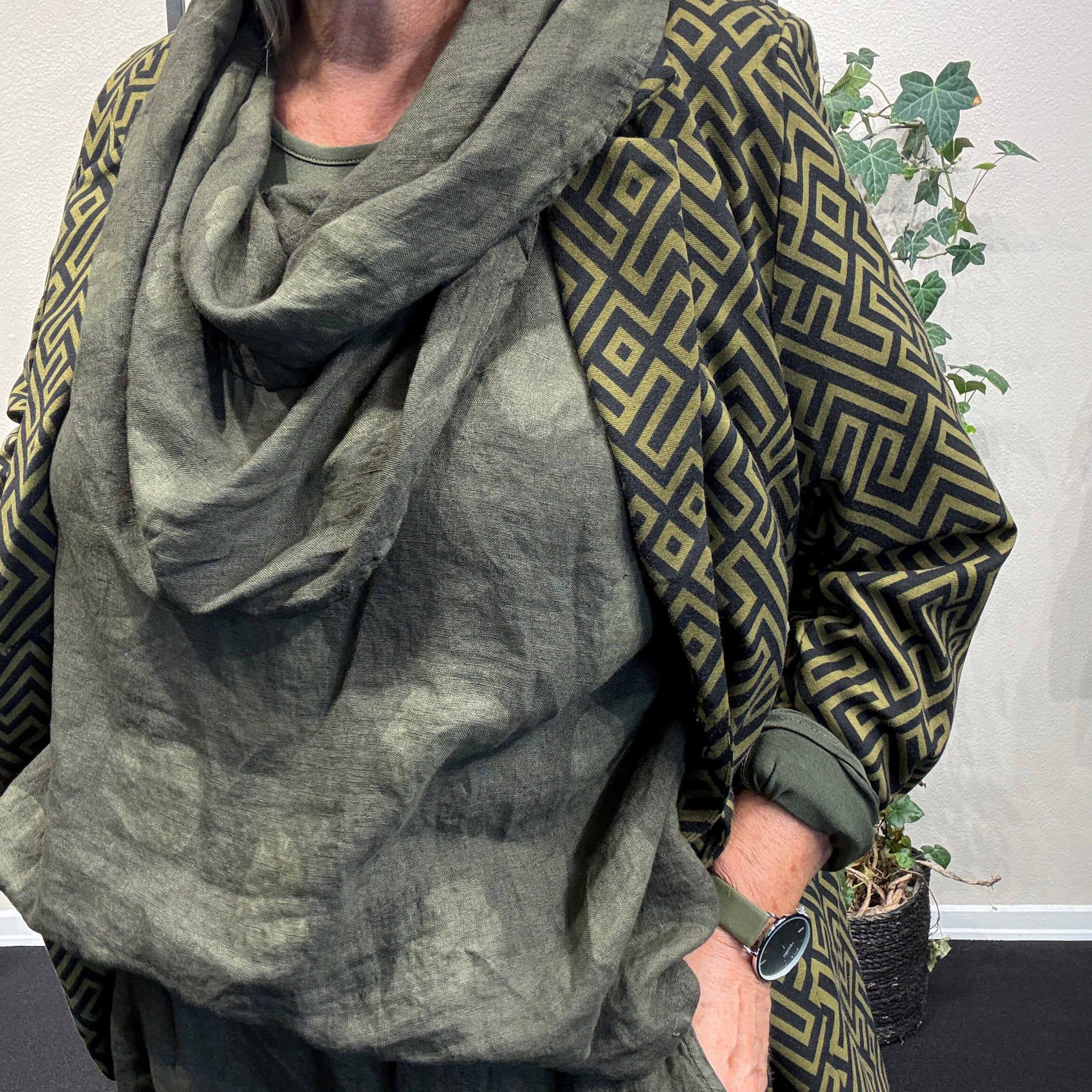 Vilja plussize blazer uden foer i smuk olivenfarve – alsidig og nem at sammensætte.