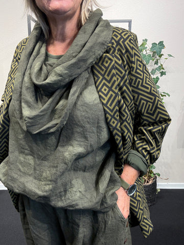 Vilja plussize blazer uden foer i smuk olivenfarve – alsidig og nem at sammensætte.