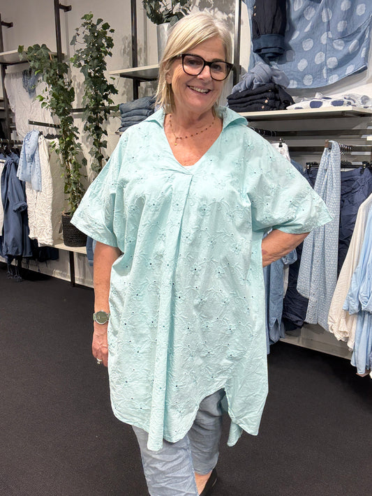Willatunika med broderi fra sigensgaard til pluspiger
