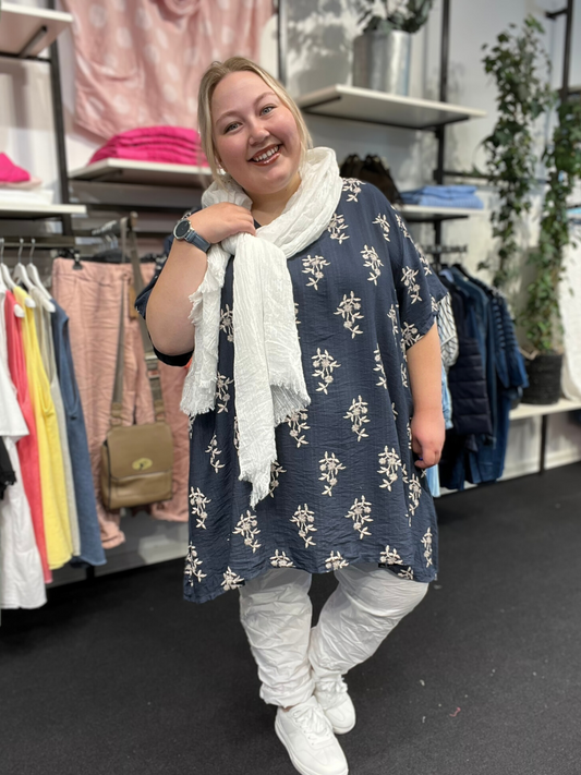 Winnie i blå, A-facon, let sommer tunika med kort ærme og V-hals - plus size hos sigensgaard.dk