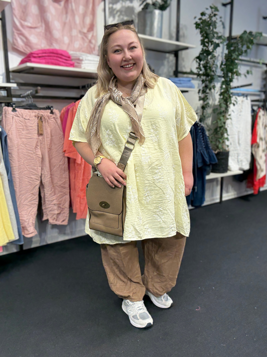 Winnie i gul, A-facon, let sommer tunika med kort ærme og V-hals - plus size hos sigensgaard.dk