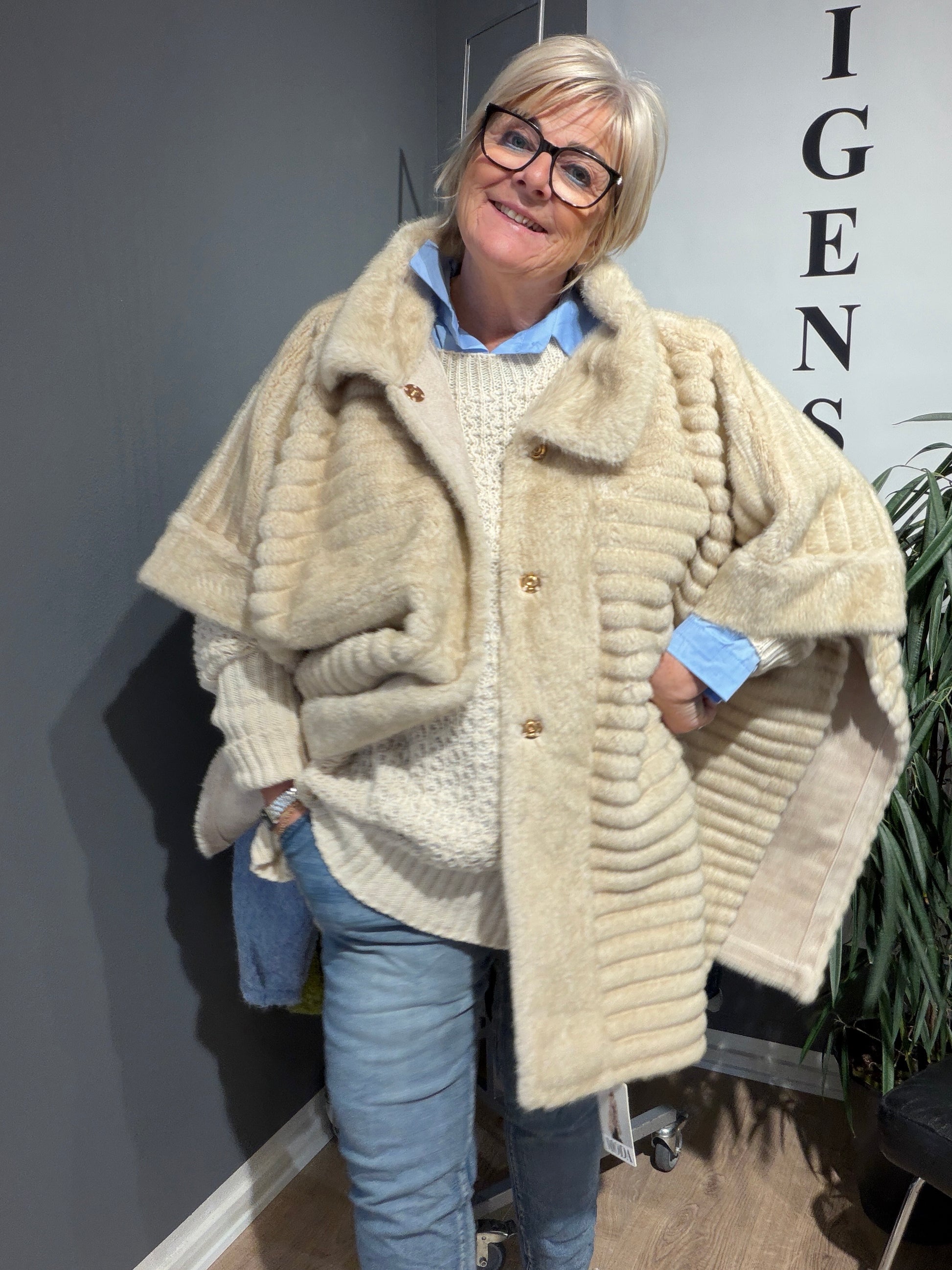 Yvonne Poncho super smart og flot.