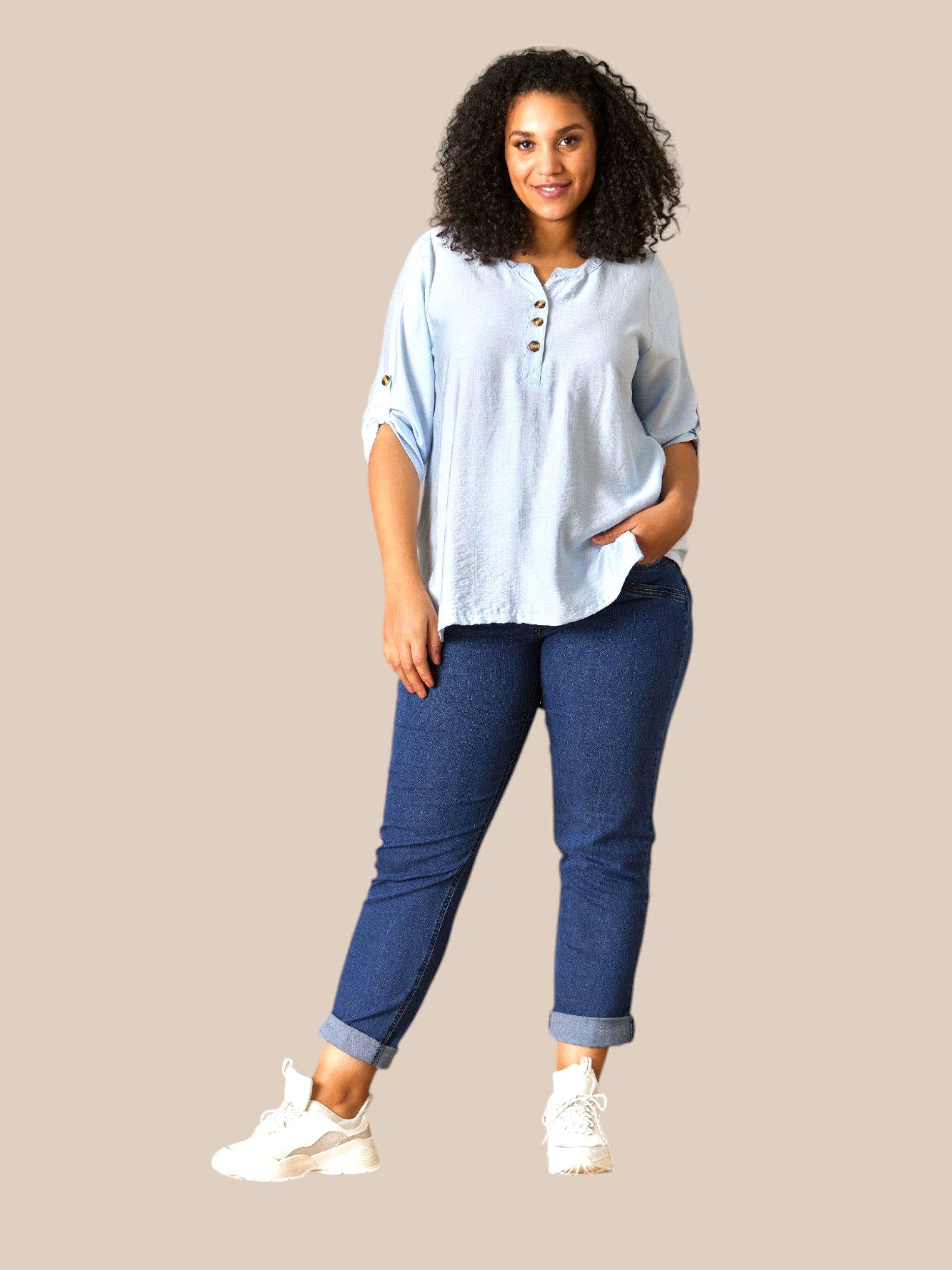 Salsa plussize  jeans fra zhenzi rummelig i facon og løs i lår og i en blød jeans kvalitet med masser af stræk