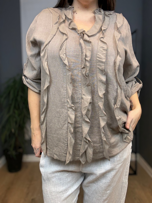 Smukke Alma hør skjorte pynt eller hverdag, rå eller klassisk den kan det hele, langt ærme som har elevatorhejs på ærme. Findes i 4 smukke neutrale farver.