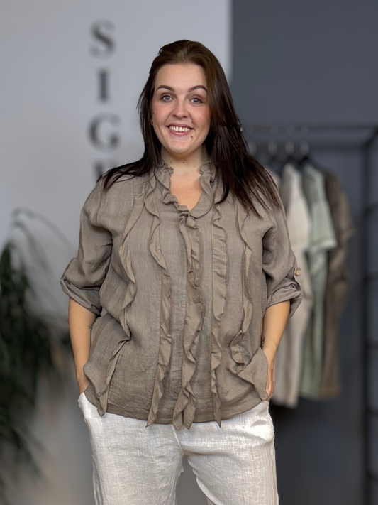 Smukke Alma hør skjorte pynt eller hverdag, rå eller klassisk den kan det hele, langt ærme som har elevatorhejs på ærme. Findes i 4 smukke neutrale farver.