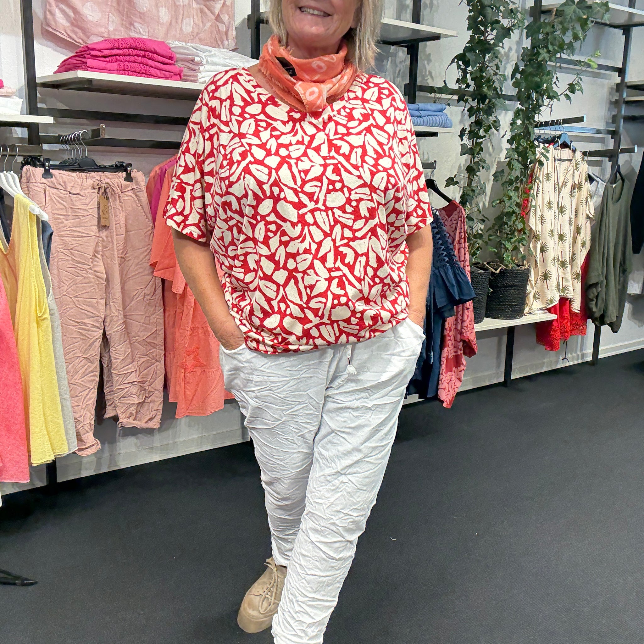 Amie 1  T-shirt med V-hals i rød fra wasabi plussize fra sigensgaard.dk