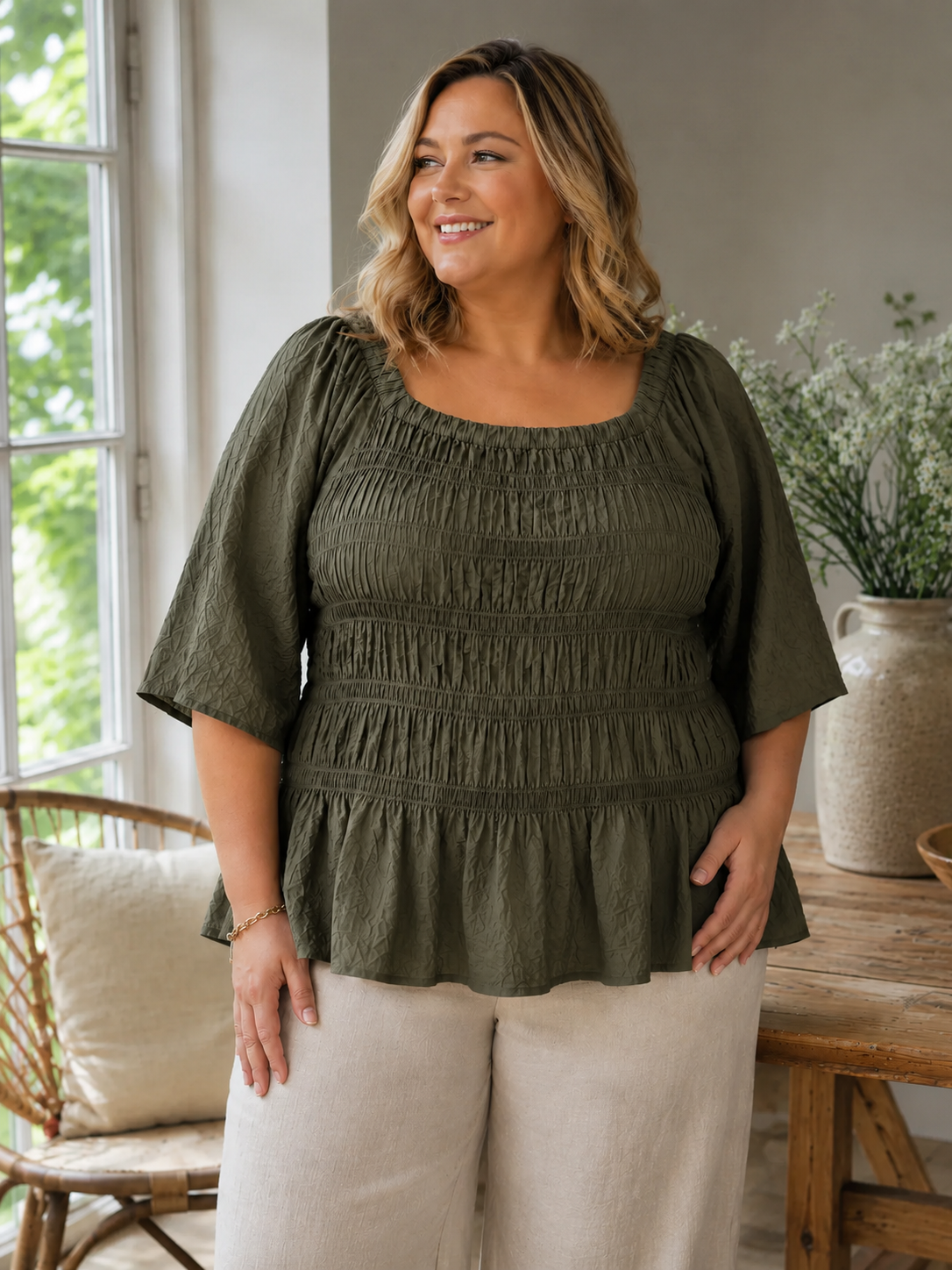 Smuk og elegant bluse som fungerer perfekt til både hverdag og fest. Den er med firkantet hals, som er en rigtig flot detalje. Blusen er perfekt til plus size kvinden som elsker at vise sine former.

Billedet er genereret vha. AI.