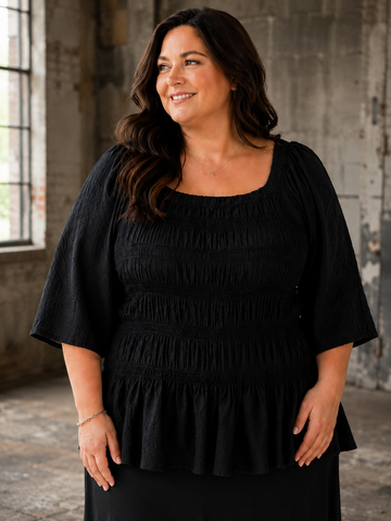 Smuk og elegant bluse som fungerer perfekt til både hverdag og fest. Den er med firkantet hals, som er en rigtig flot detalje. Blusen er perfekt til plus size kvinden som elsker at vise sine former.

Billedet er genereret vha. AI.