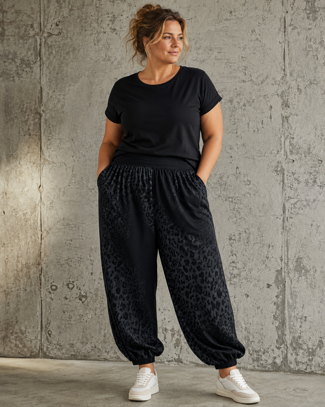 Sigensgaard mønstret plus size ballonbuks med elastisk talje, afslappet pasform og moderne ballonform til dame.billed er ai generet.